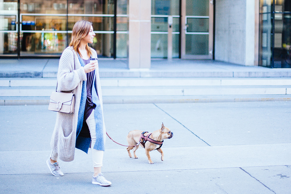 Serenity Lookbook, Trendfarbe Hellblau kombinieren, Pantone Farbtrends 2016, new Balance Outfit, sneaker outfit, strick outfit, layering, lagenlook, free people jeans, free people kleid, gucci dionysus tasche, innsbruck streetstyle, whoismocca.com