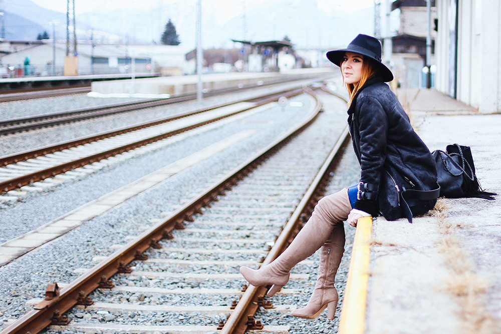 Layering, Fashion Blog, Streetstyle, Oversize Outfit, whoismocca.com, Acne lookalike bikerjacke, beige Overknees Asos, Fransen Tasche Mango