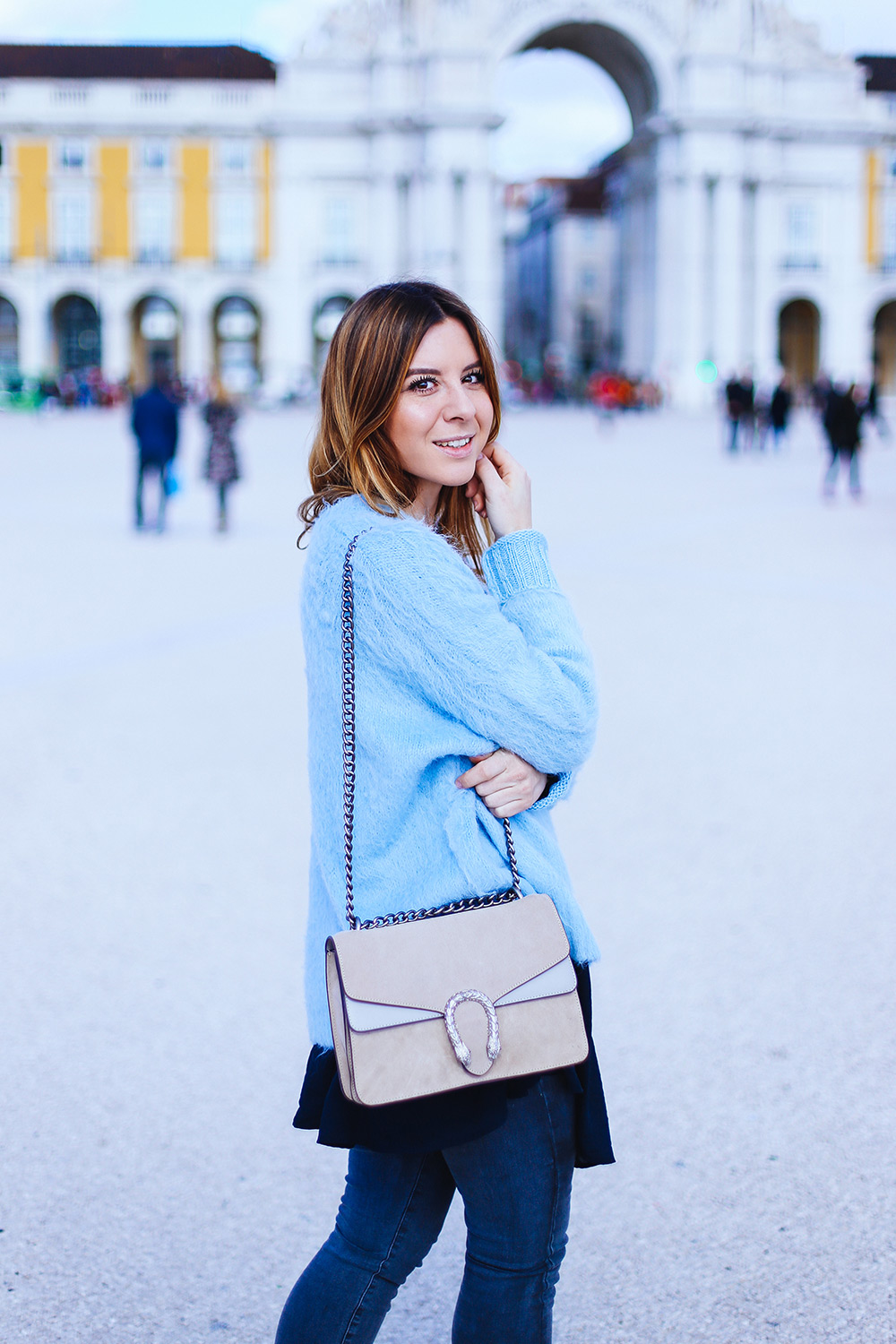 Pastell outfit mit grauer jeans und hell...