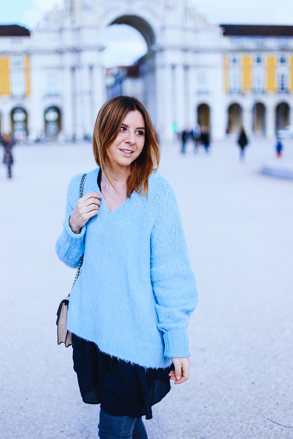 Pastell outfit mit grauer jeans und hell...