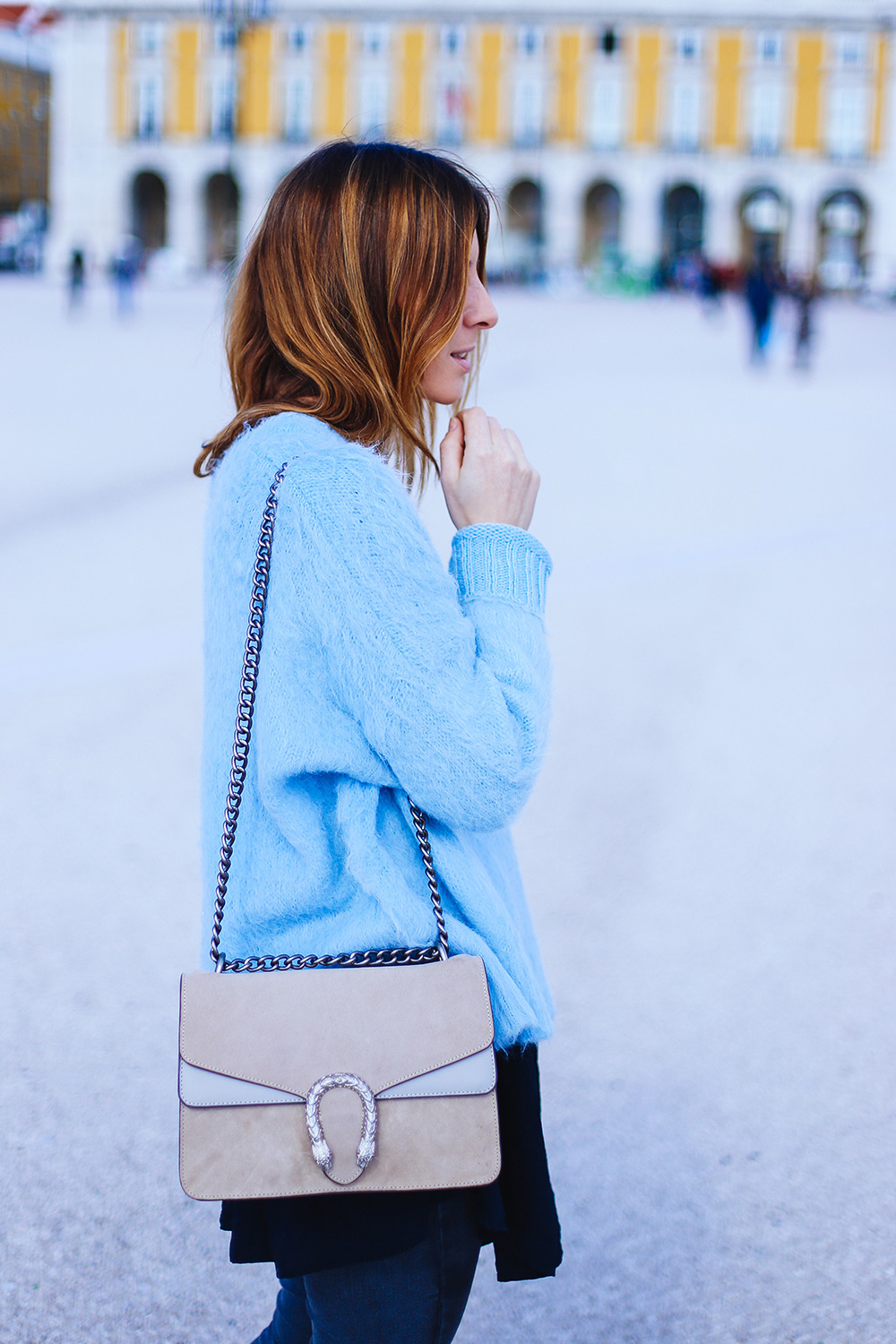 Pastell outfit mit grauer jeans und hell...