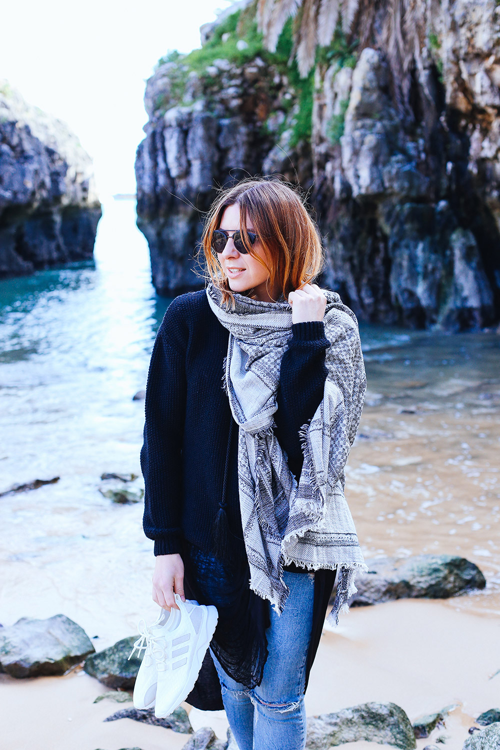Ripped Jeans Outfit, Longshirt Free People, schwarzer Zara Pullover, Layering, Cascais, Lissabon, Küste, Streetstyle, Fashion Blogger, whoismocca.com