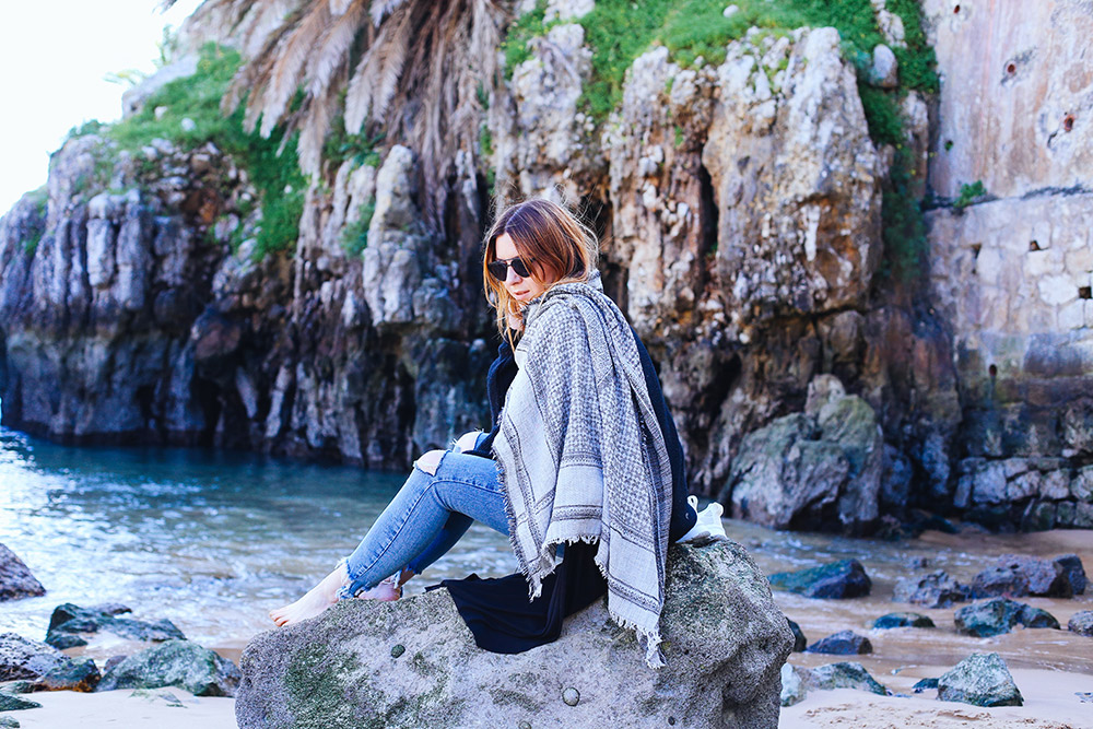Ripped Jeans Outfit, Longshirt Free People, schwarzer Zara Pullover, Layering, Cascais, Lissabon, Küste, Streetstyle, Fashion Blogger, whoismocca.com