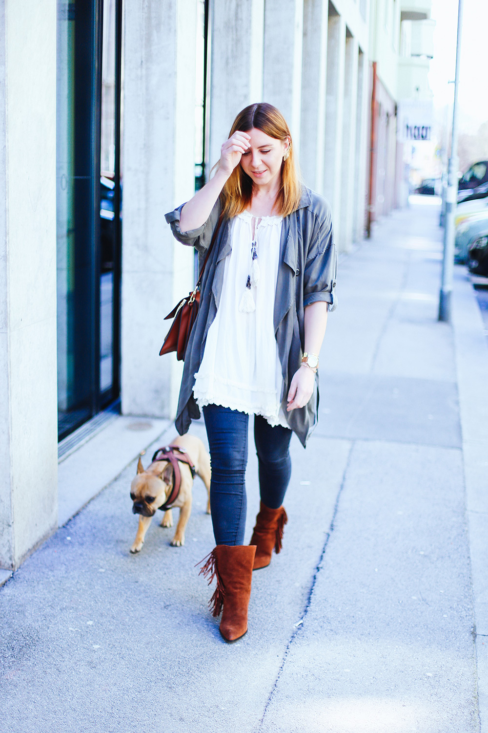 Boho Outfit im Frühling mit Tunika und Fransen Boots