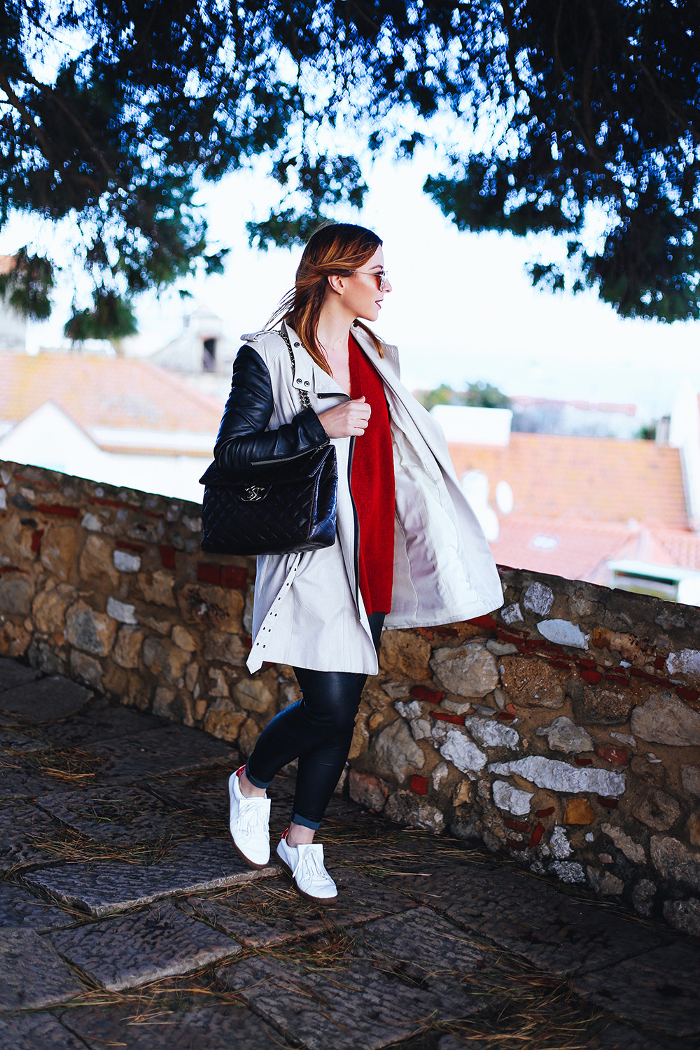 Trenchcoat Outfit, Lissabon Streetstyle, Mango weiße Sneaker, Lederhose, Chanel Jumbo Maxi, roter Pullover, Frühlings Outfit, whoismocca.com
