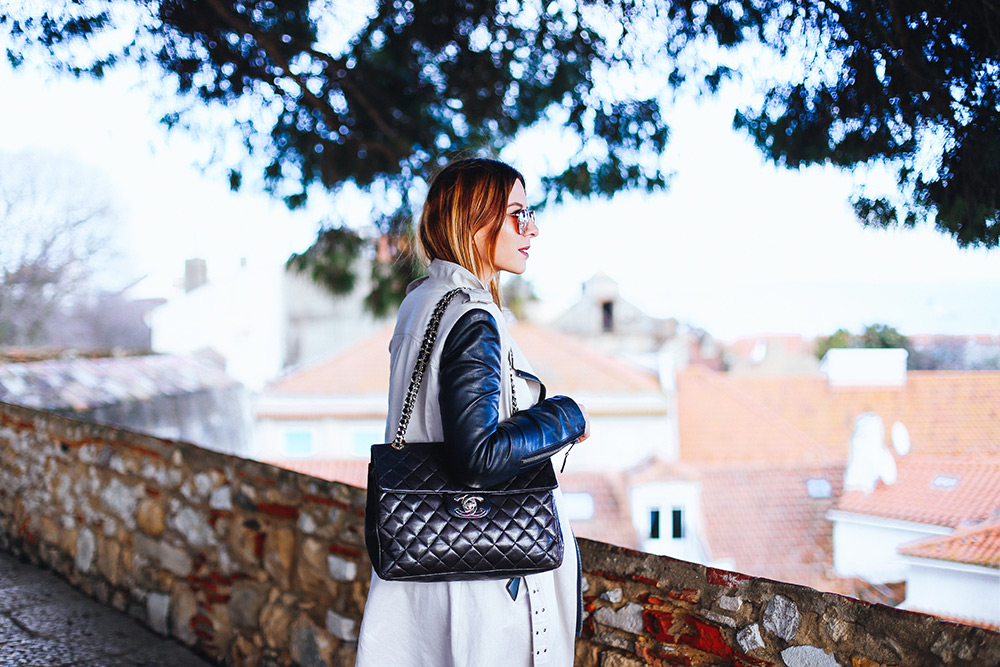 Trenchcoat Outfit, Lissabon Streetstyle, Mango weiße Sneaker, Lederhose, Chanel Jumbo Maxi, roter Pullover, Frühlings Outfit, whoismocca.com