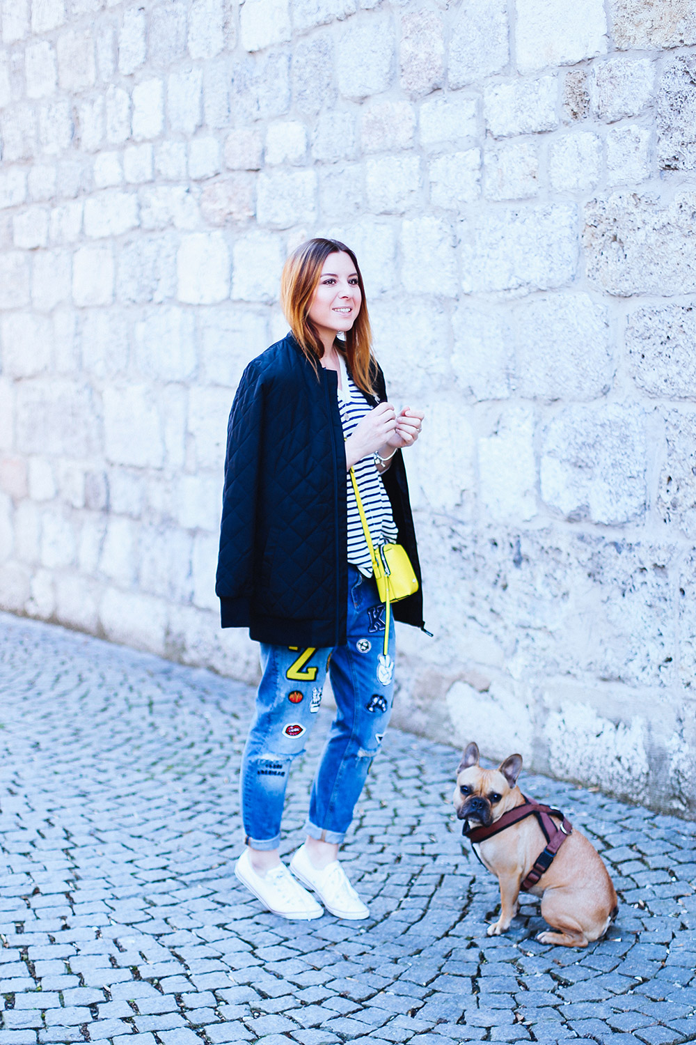 Jeans mit Patches von Zoe Karrsen, gesteppte Bomberjacke von Iriedaily, Converse Outfit, Sneaker Outfit, Streetstyle, Calvin Klein Jeans Tasche, Streifen Oversize Pullover, Fashion Blogger, whoismocca.com