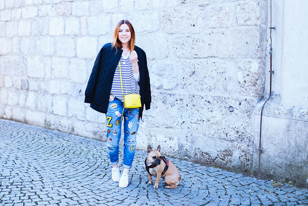 Jeans mit Patches von Zoe Karrsen, gesteppte Bomberjacke von Iriedaily, Converse Outfit, Sneaker Outfit, Streetstyle, Calvin Klein Jeans Tasche, Streifen Oversize Pullover, Fashion Blogger, whoismocca.com