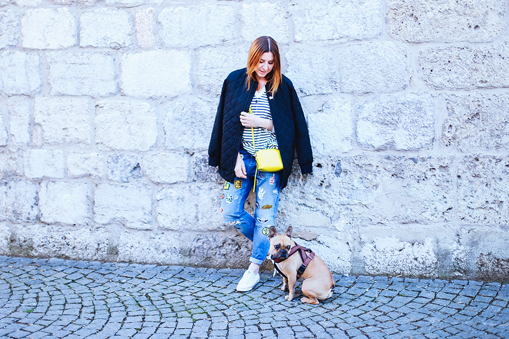 Jeans mit Patches von Zoe Karrsen, gesteppte Bomberjacke von Iriedaily, Converse Outfit, Sneaker Outfit, Streetstyle, Calvin Klein Jeans Tasche, Streifen Oversize Pullover, Fashion Blogger, whoismocca.com