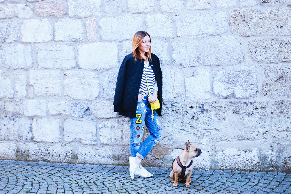 Jeans mit Patches von Zoe Karrsen, gesteppte Bomberjacke von Iriedaily, Converse Outfit, Sneaker Outfit, Streetstyle, Calvin Klein Jeans Tasche, Streifen Oversize Pullover, Fashion Blogger, whoismocca.com