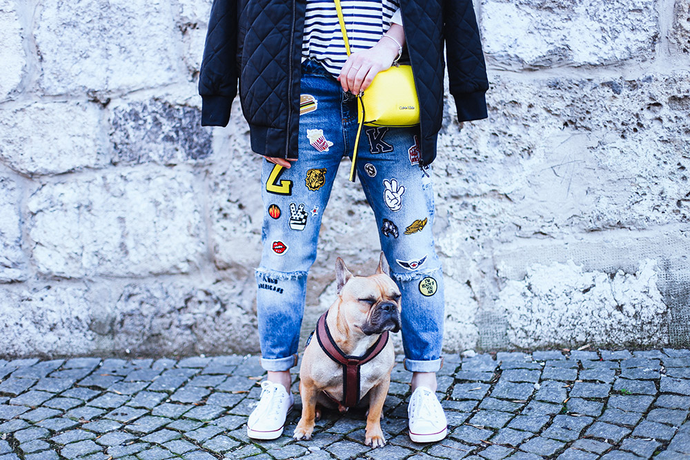 Jeans mit Patches von Zoe Karrsen, gesteppte Bomberjacke von Iriedaily, Converse Outfit, Sneaker Outfit, Streetstyle, Calvin Klein Jeans Tasche, Streifen Oversize Pullover, Fashion Blogger, whoismocca.com