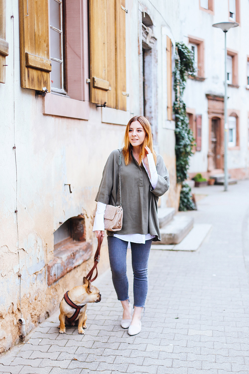 Bluse mit ausgestellten Ärmeln von Calvin Klein Jeans, Flats von Kennel und Schmenger, Stella McCartney Soft Beckett Schultertasche, Streetstyle, OOTD, Fashion Blog, Modeblog, whoismocca.com