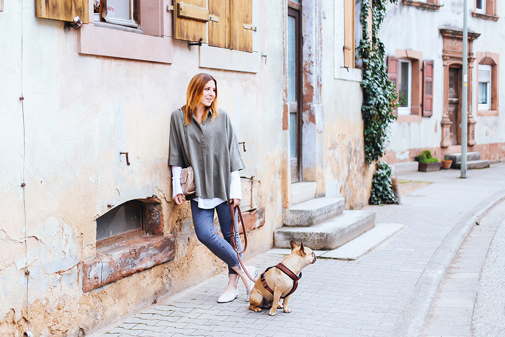 Bluse mit ausgestellten Ärmeln von Calvin Klein Jeans, Flats von Kennel und Schmenger, Stella McCartney Soft Beckett Schultertasche, Streetstyle, OOTD, Fashion Blog, Modeblog, whoismocca.com