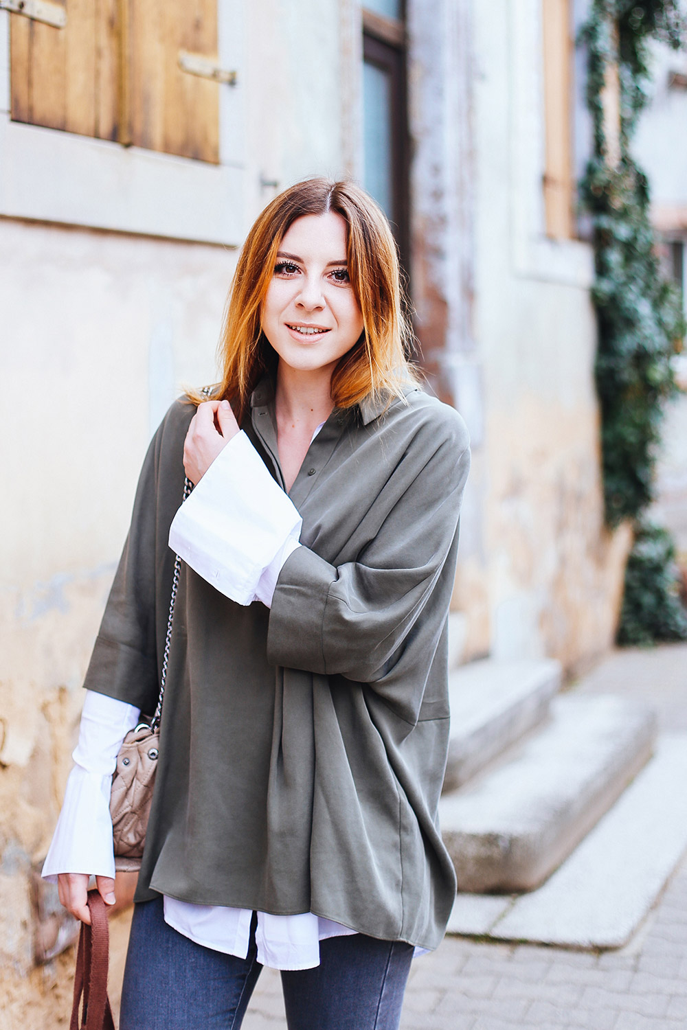 Bluse mit ausgestellten Ärmeln von Calvin Klein Jeans, Flats von Kennel und Schmenger, Stella McCartney Soft Beckett Schultertasche, Streetstyle, OOTD, Fashion Blog, Modeblog, whoismocca.com