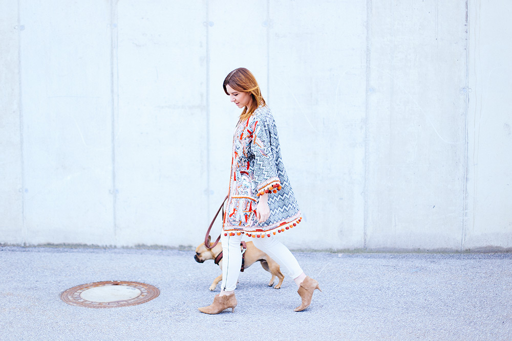 Boho Jacke von H&M, Free People Jeans, Stella McCartney Schultertasche, Ankle Boots, Outfit in Beige, Frenchie, Streetstyle, Fashion Blog, whoismocca.com