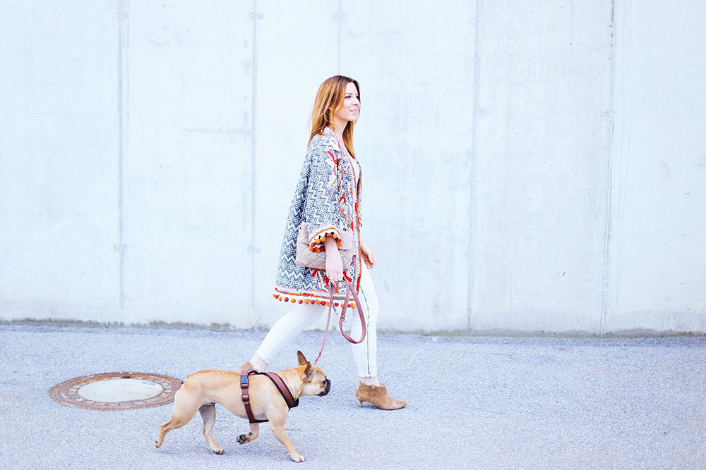 Boho Jacke von H&M, Free People Jeans, Stella McCartney Schultertasche, Ankle Boots, Outfit in Beige, Frenchie, Streetstyle, Fashion Blog, whoismocca.com