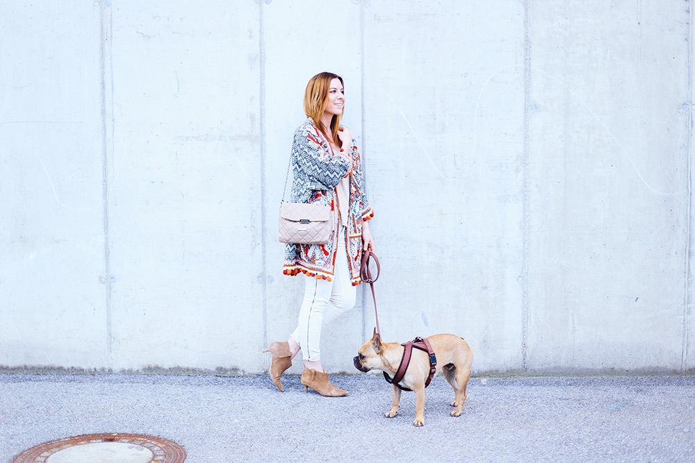 Boho Jacke von H&M, Free People Jeans, Stella McCartney Schultertasche, Ankle Boots, Outfit in Beige, Frenchie, Streetstyle, Fashion Blog, whoismocca.com