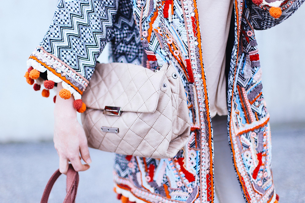 Boho Jacke von H&M, Free People Jeans, Stella McCartney Schultertasche, Ankle Boots, Outfit in Beige, Frenchie, Streetstyle, Fashion Blog, whoismocca.com