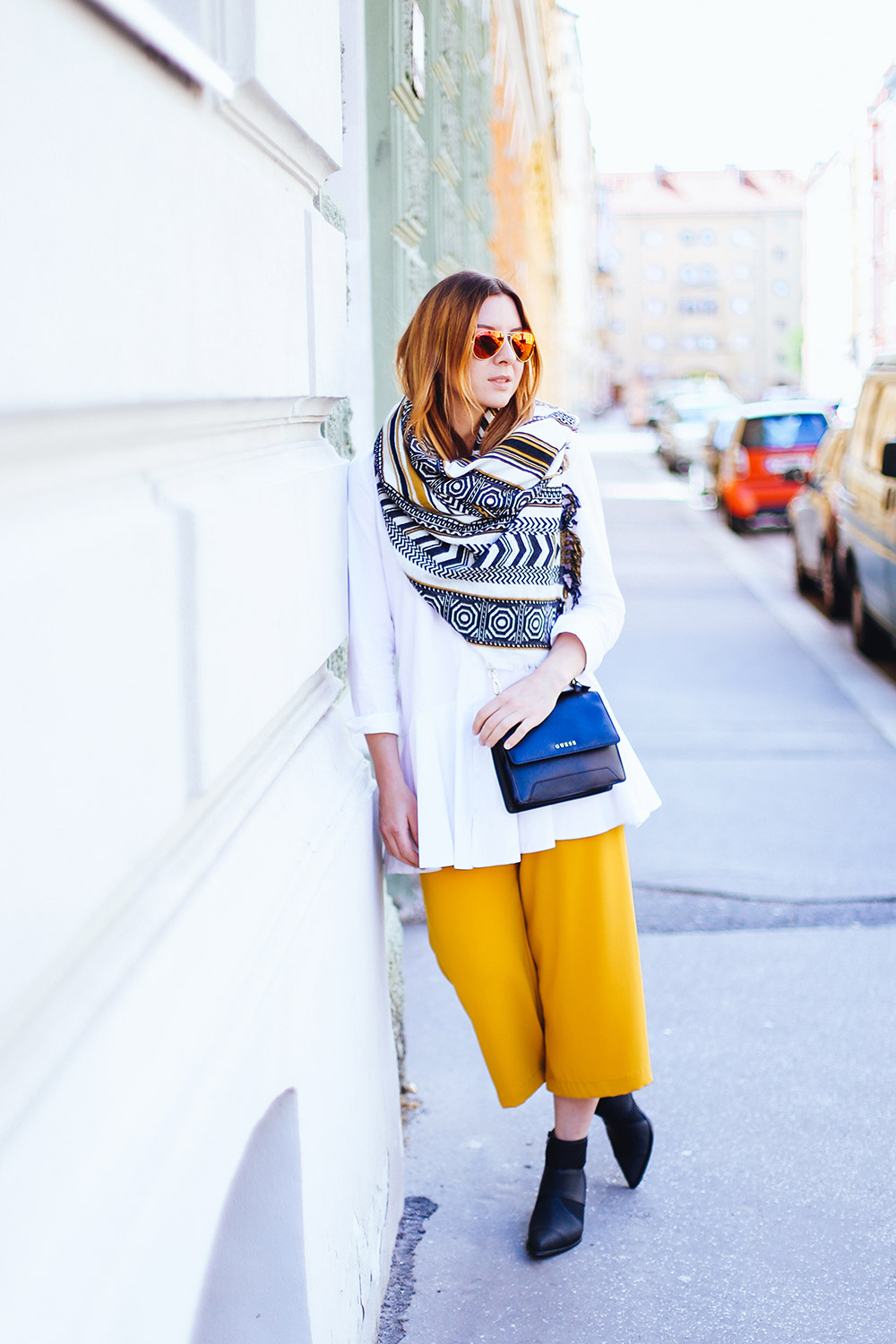 Frühlings Outfit im April mit weißer Peplum Bluse, gelbe Culotte von Zara, Vic Matie Boots, Guess Tasche, Streetstyle, OOTD, Fashionblog, Modeblog, whoismocca.com