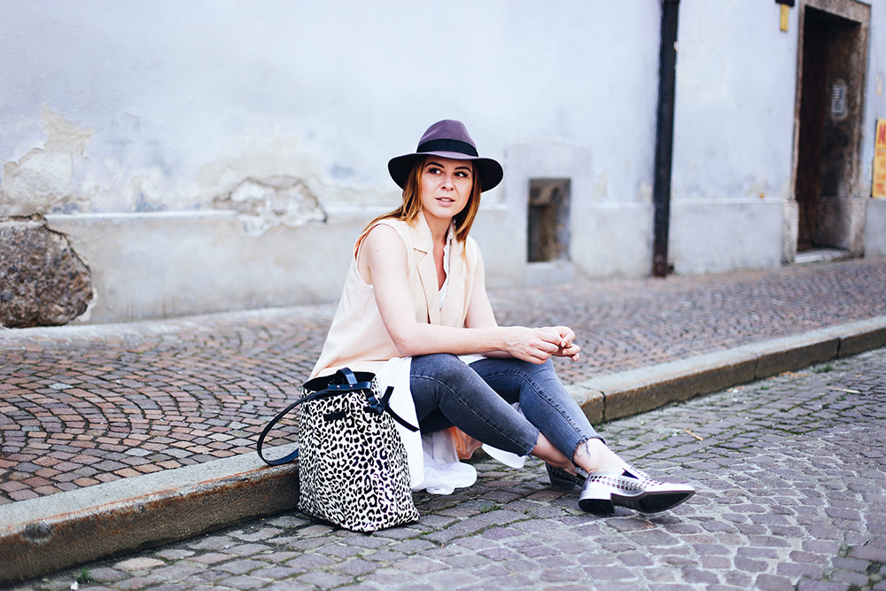 Outfit mit Weste, Metallic Slipper, Animal Print Shopper, Streetstyle, Frühlings Outfit, Sommer Outfit, Slipper Trend, Fashionblog, Modeblog, whoismocca.com