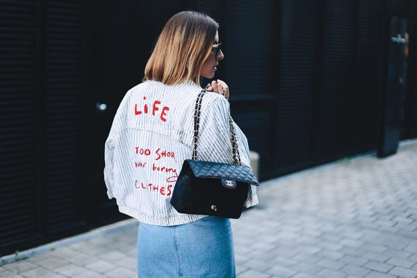 Midi Jeansrock mit Rissen, gestreifte Bomberjacke, rotes Shirt, Chanel Flap Bag, Streetstyle Innsbruck, Fashion Blog, Mode Magazin, whoismocca.com