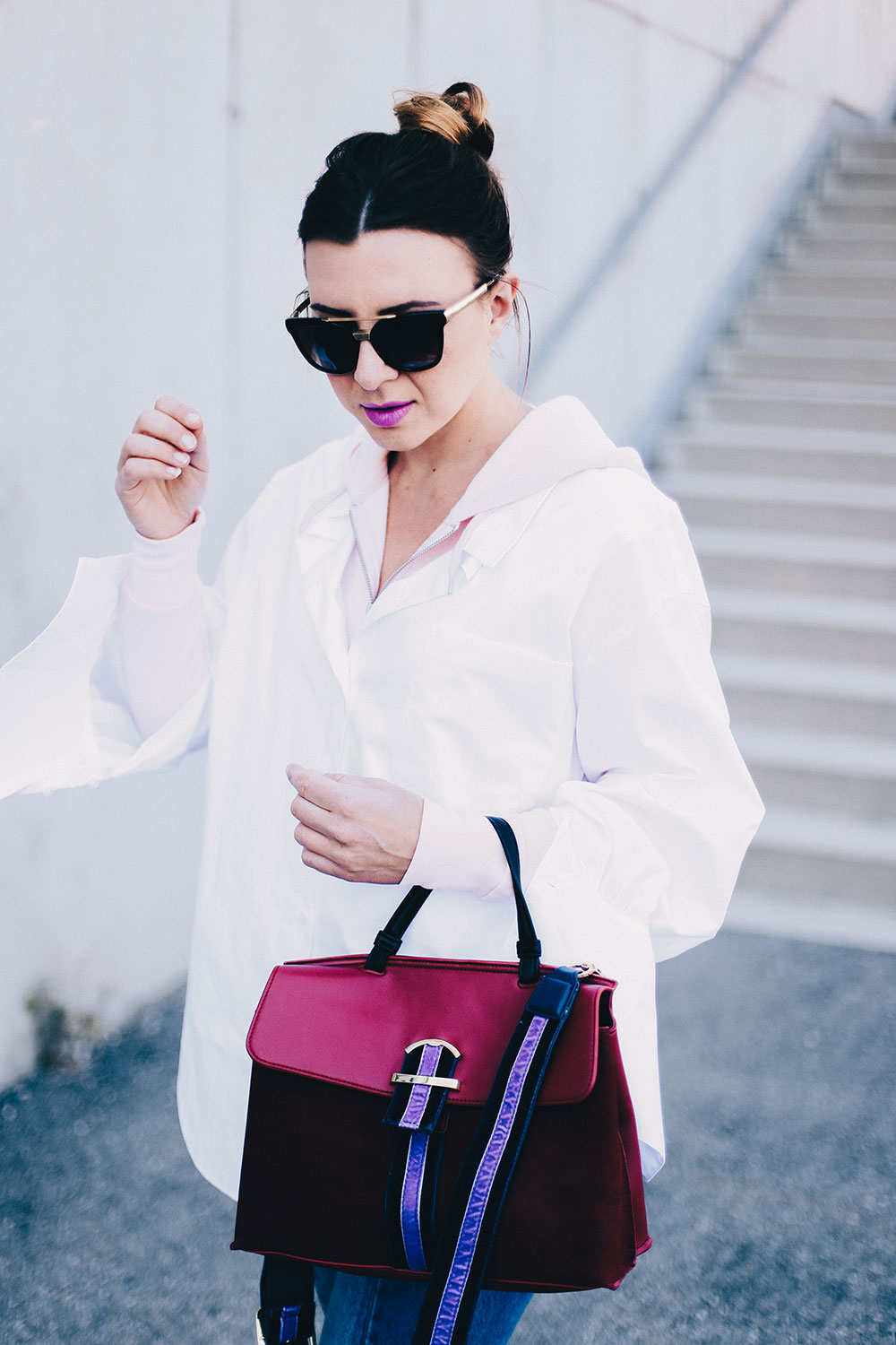 Herbst-Outfit Idee, Weiße Oversize-Bluse über rosa Sweatjacke, Streetstyle, Outfit Inspiration, Fashion Magazin, Fashion Blogger, Mode Blog, whoismocca.com