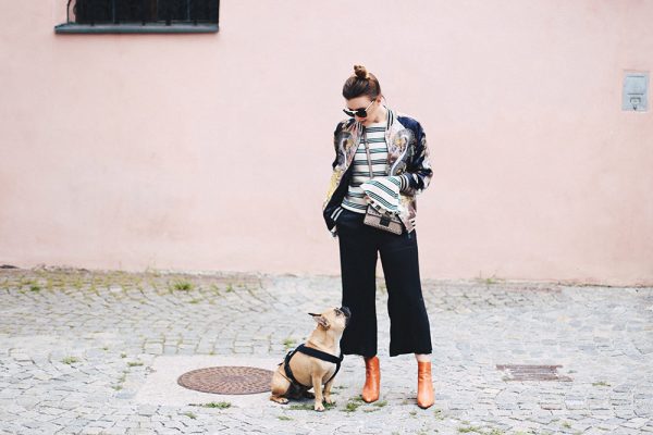 Herbst-Outfit mit Glockenärmel, Bomberjacke mit Print, schwarze Culotte, Trompetenärmel, Bell Sleeves, Print-Mix, Michael Kors Nieten Tasche, Fashion Blog, Mode Blog, whoismocca.com