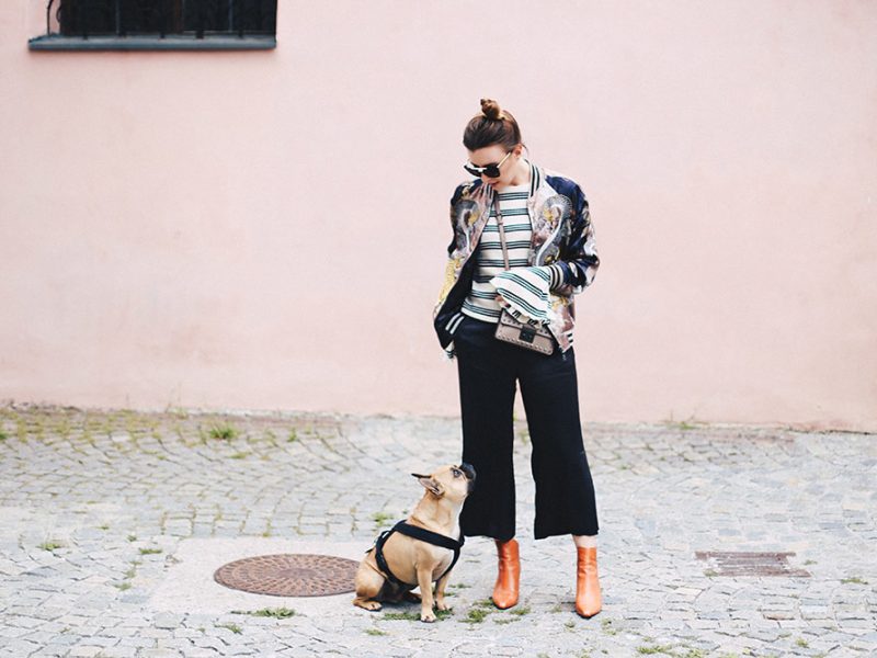 Herbst-Outfit mit Glockenärmel, Bomberjacke mit Print, schwarze Culotte, Trompetenärmel, Bell Sleeves, Print-Mix, Michael Kors Nieten Tasche, Fashion Blog, Mode Blog, whoismocca.com