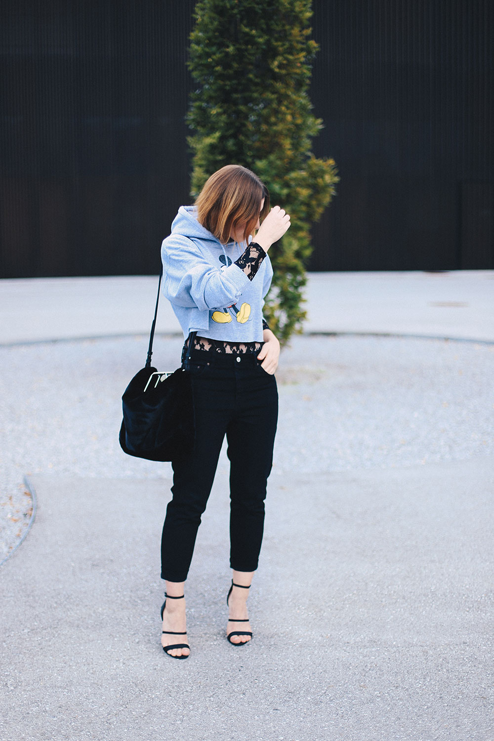 Cropped Mickey Mouse Pullover, Spitzenbody, Mom Jeans, Tasche aus Webpelz, cropped Kapuzenpullover, Streetstyle, Fashion Blog, Mode Blog, whoismocca.com