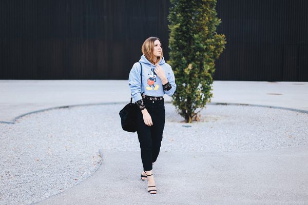 Cropped Mickey Mouse Pullover, Spitzenbody, Mom Jeans, Tasche aus Webpelz, cropped Kapuzenpullover, Streetstyle, Fashion Blog, Mode Blog, whoismocca.com
