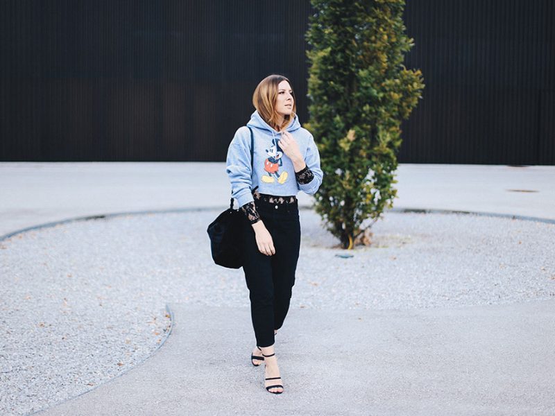 Cropped Mickey Mouse Pullover, Spitzenbody, Mom Jeans, Tasche aus Webpelz, cropped Kapuzenpullover, Streetstyle, Fashion Blog, Mode Blog, whoismocca.com