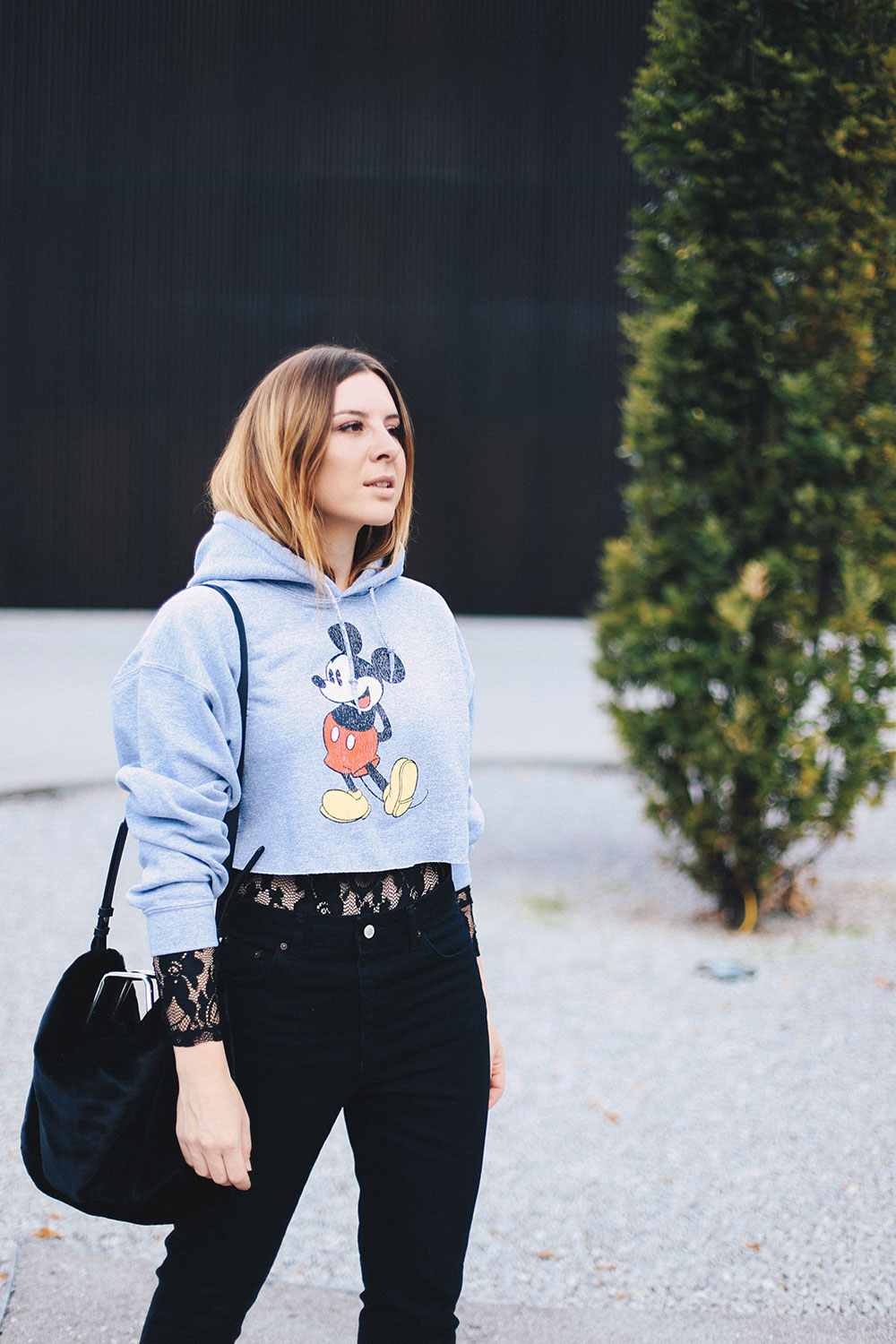 Cropped Mickey Mouse Pullover, Spitzenbody, Mom Jeans, Tasche aus Webpelz, cropped Kapuzenpullover, Streetstyle, Fashion Blog, Mode Blog, whoismocca.com