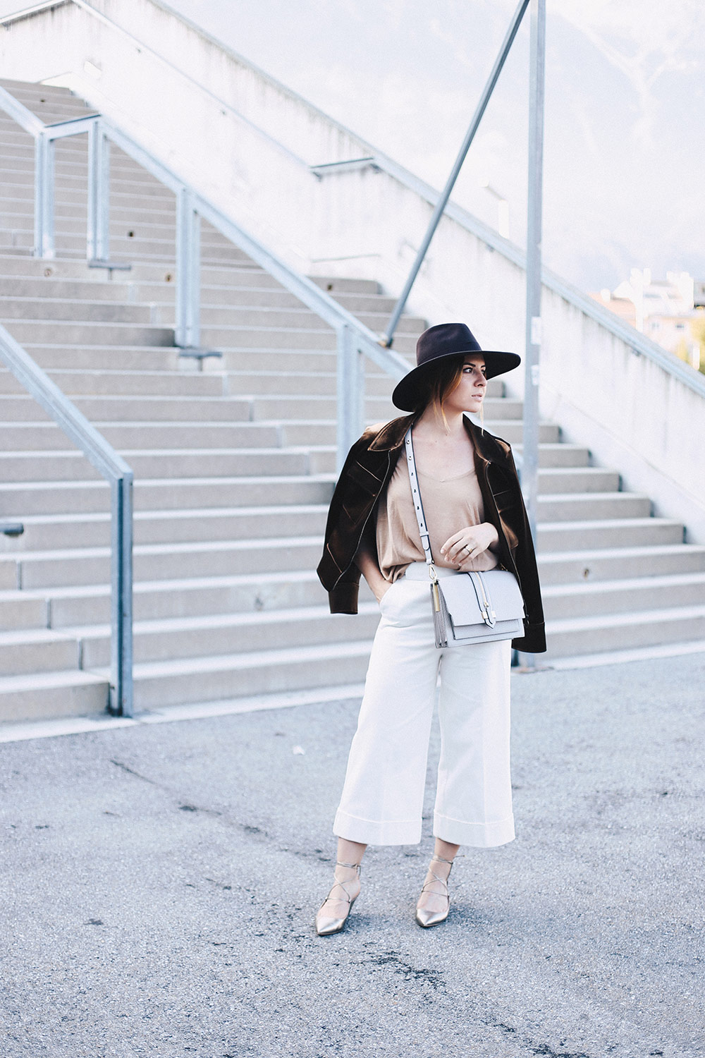 So integriere ich den Samt-Trend in einem Alltags-Outfit, Herbst Outfit, Herbst Trends, Fashion Magazin, Fashion Blog, Modeblog, Culotte, Streetstyle, whoismocca.com