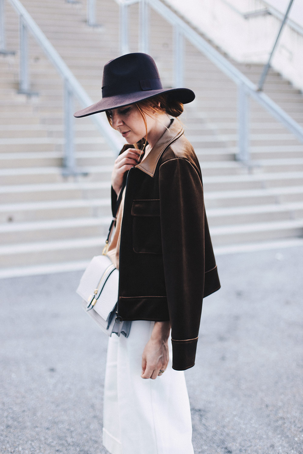 So integriere ich den Samt-Trend in einem Alltags-Outfit, Herbst Outfit, Herbst Trends, Fashion Magazin, Fashion Blog, Modeblog, Culotte, Streetstyle, whoismocca.com