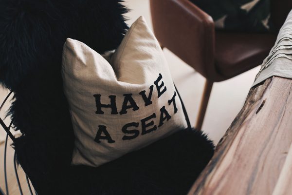 Aufgetischt, Essbereich gestalten, Geschirrtrends, Geschirr mit Schnörkel, Schönes Besteck, Impressionen, Ediths, H&M Home, Massivholz Esstisch Baumkante, Frühstücksservice, Frühstückstisch, vegetarisch, Einrichtung Ideen, Interior Magazin, Blogazine, whoismocca.com
