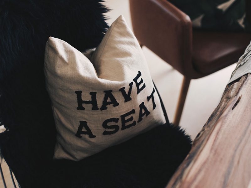 Aufgetischt, Essbereich gestalten, Geschirrtrends, Geschirr mit Schnörkel, Schönes Besteck, Impressionen, Ediths, H&M Home, Massivholz Esstisch Baumkante, Frühstücksservice, Frühstückstisch, vegetarisch, Einrichtung Ideen, Interior Magazin, Blogazine, whoismocca.com