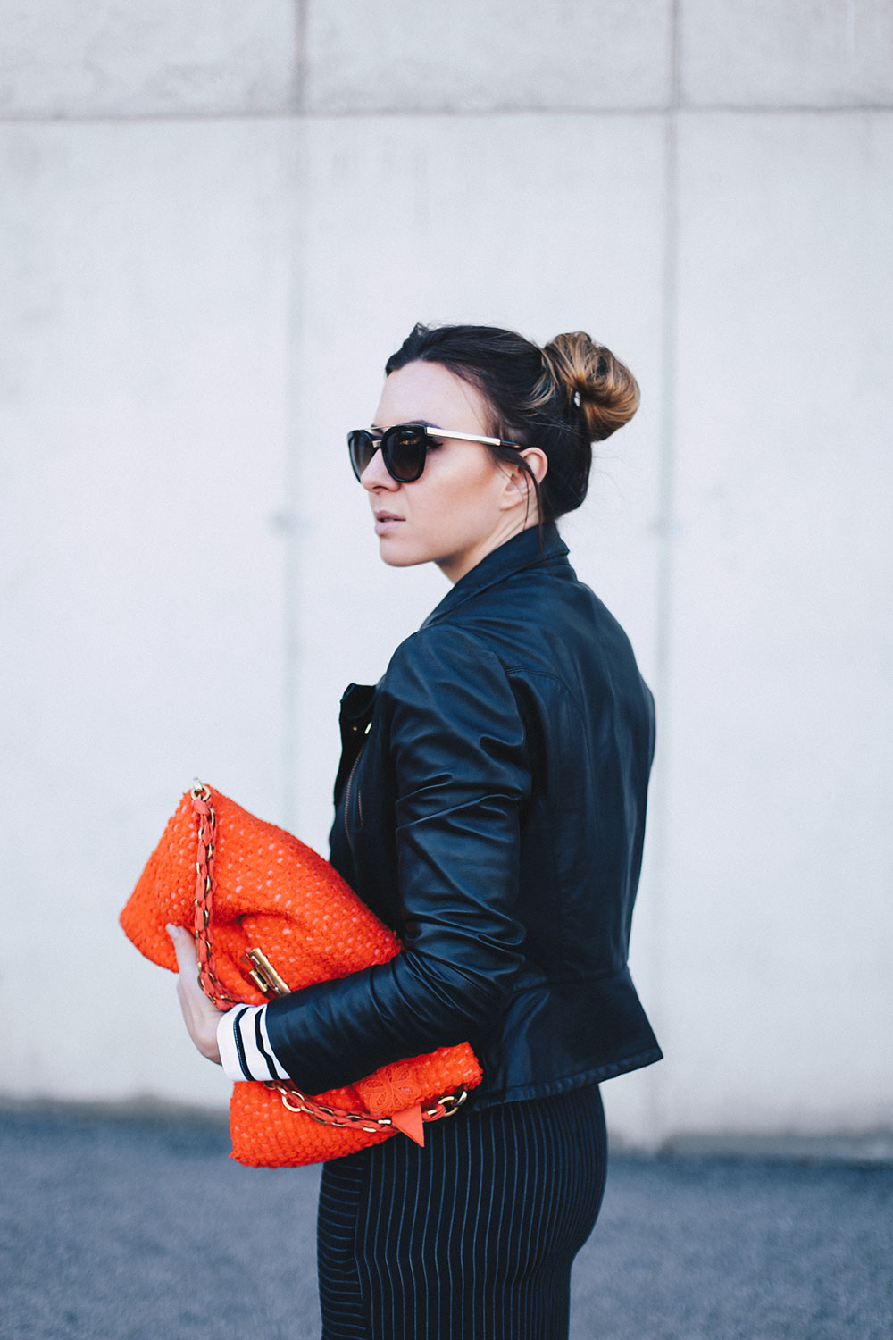 Lockeres Outfit Mit Bleistiftrock Streifenshirt Und Lederjacke