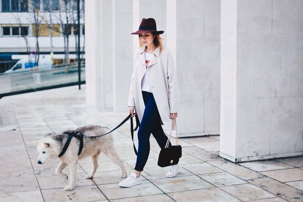 Back to Basics, Basic Outfit, Levis Shirt, Jeans, Adidas Gazelle Sneaker, Trenchcoat, Buffalo Tasche bordeaux, sibirischer Husky, Fashion Blog, Outfit Blog, Modemagazin, whoismocca.com