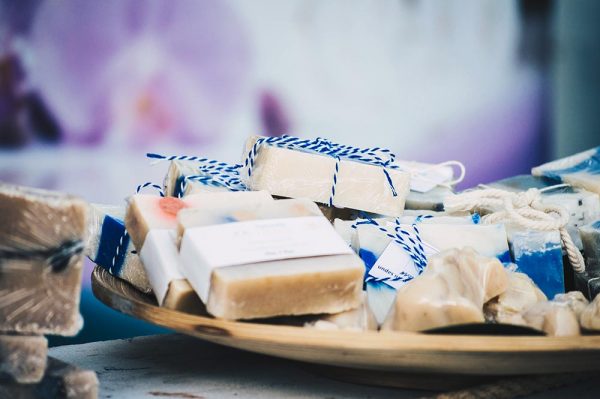 Der Beauty-Gift-Guide mit den schönsten Weihnachtsgeschenken unter 50 Euro, Beauty Blog, Geschenkideen, whoismocca.com