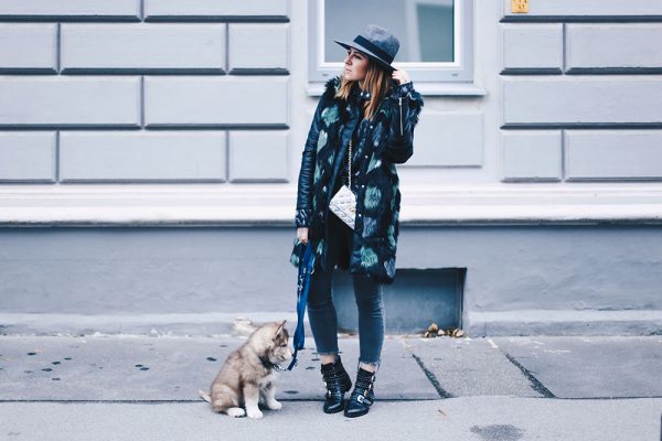 Fake Fur Mantel mit Lederärmel, Ankle Jeans und Nieten-Boots, Outfit Blog, Fashion Blog, Modeblog, Style Diary, whoismocca.com