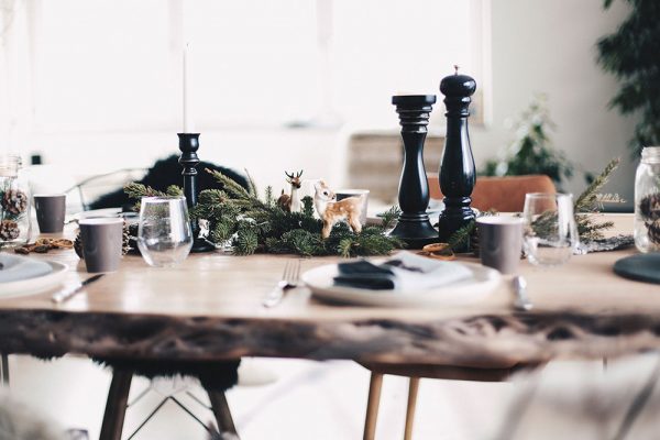 Einfach, aber stilvoll. Unser weihnachtlich gedeckter Esstisch, Tischdeko Weihnachten, Tischdekoration Idee Weihnachten, festlicher Esstisch, minimalistisch, Interior Blog, Idee, Einrichtung, Tisch, Essbereich, whoismocca.com