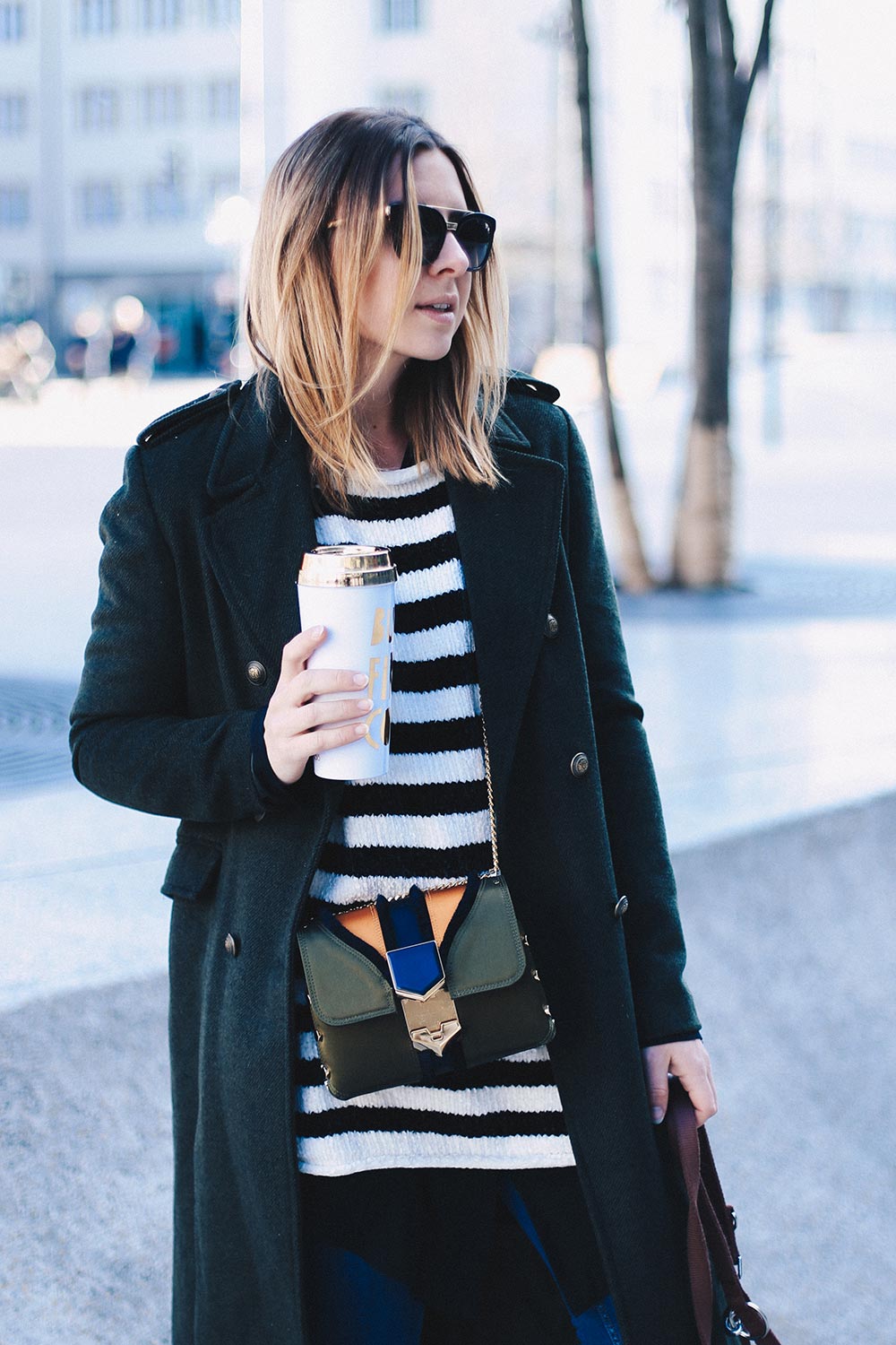 Jimmy Choo Lockett Petite Bag und Balenciaga Ceinture Boots, Skinny Jeans, Winter Streetstyle, Coffe To Go, But First Coffee, Frenchie, Fashion Blog, Modeblog, Outfit Blog, whoismocca.com