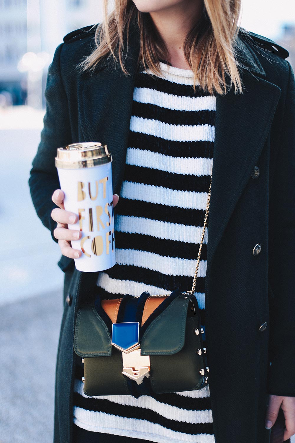 Jimmy Choo Lockett Petite Bag und Balenciaga Ceinture Boots, Skinny Jeans, Winter Streetstyle, Coffe To Go, But First Coffee, Frenchie, Fashion Blog, Modeblog, Outfit Blog, whoismocca.com