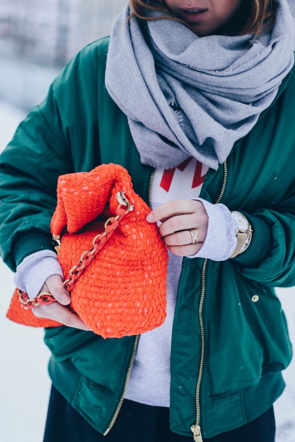 Wie kombiniert man eine Bomberjacke im Winter, grüne Bomberjacke kombinieren, Greenery, Pantone Trendfarbe 2017, Chloe Susanna, Nina Ricci, Rot und Grün Outfit, Winteroutfit, Streetstyle, Outfit Blog, Fashion Blog, Modeblog, whoismocca.com