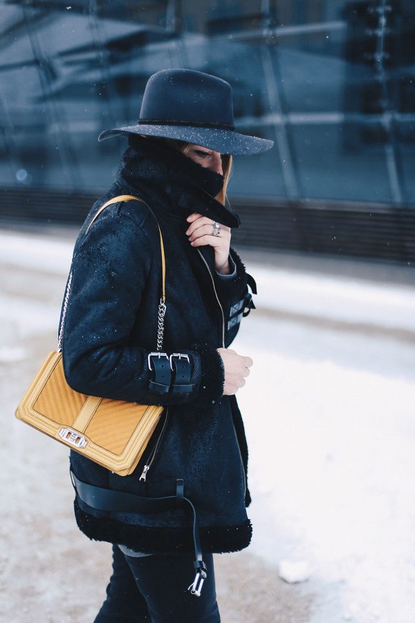 Netzstrumpfhose kombinieren, Cropped Jeans im Winter, Winter Outfit, Streetstyle, Outfit Blog, Style Blog, Fashion Blog, Acne Lookalike Jacket, Rebecca Minkoff Love Bag, Modeblog, whoismocca.com