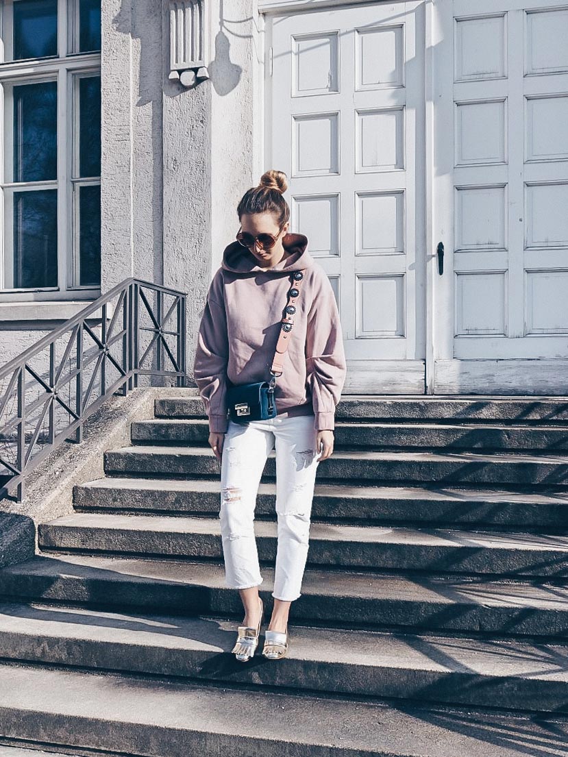 Hoodie Outfits, Sweater Lookbook, how to style a hoodie, how to style a statement sweater, Fashion Blogger Outfits, Modeblog, Outfit Blog, Style Blog, whoismocca.com