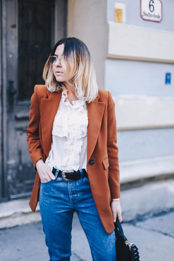 Mom Jeans Style Guide, How to wear a Mom Jeans, Mom Jeans Outfits, Volantbluse, Nietenboots, Streetstyle, Modeblog, Fashion Blog, whoismocca.com