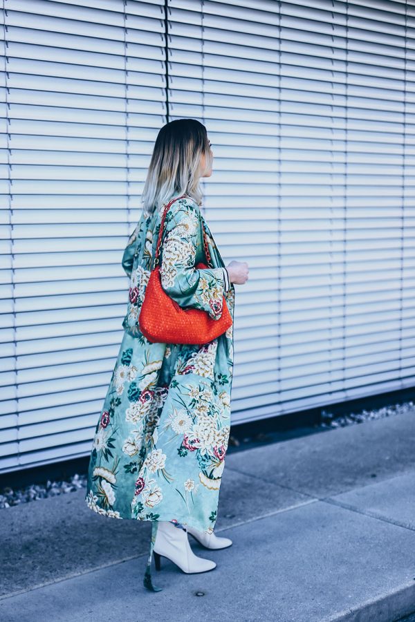 Frühlingsoutfit mit Kimono, how to wear, Chloe Kole Boots, Nina Ricci Vintage Tasche, How to wear a Mom Jeans, Spring Outfit, Blumen Kimono kombinieren, Zara Outfit, Modeblog, Fashion Blog, Style Blog, Outfit Blog, www.whoismocca.com