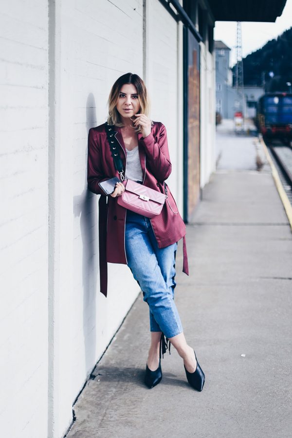 The Eyelet Jeans aka Fashion Forward Denim Trend, How to wear, Pink Bag, Guitar Strap, Pyjama Blazer, Streetstyle, Fashion Blog, Modeblog, Outfit Blog, Style Blog, whoismocca.com