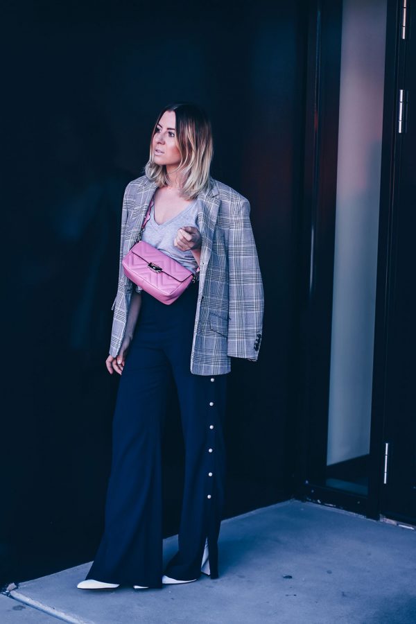 Frühlings Outfit, Hose mit Perlen, Marlenehose stylen, how to wear, Oversize Blazer, Guitar Strap, pinke Tasche, weisse Boots, Fashion Blog, Style Blog, Modeblog, Streetstyle, Tirolblog, www.whoismocca.com